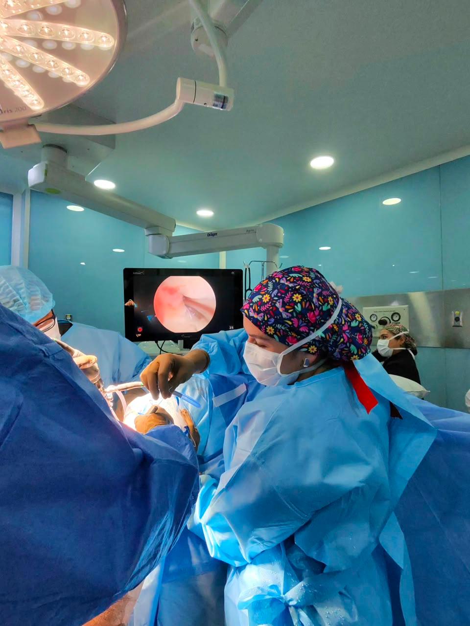 Doctora en quirófano transmitiendo confianza y protección